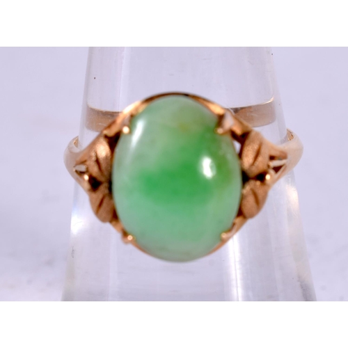 1339 - AN 18CT GOLD AND JADE RING. N. 3.2 grams.