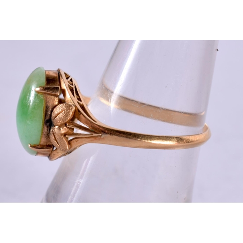 1339 - AN 18CT GOLD AND JADE RING. N. 3.2 grams.