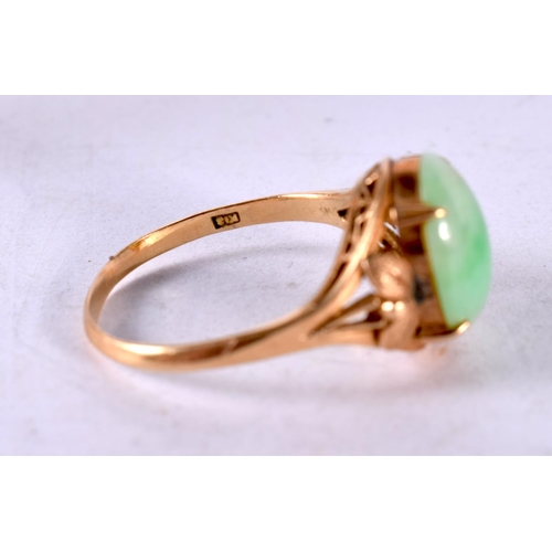 1339 - AN 18CT GOLD AND JADE RING. N. 3.2 grams.