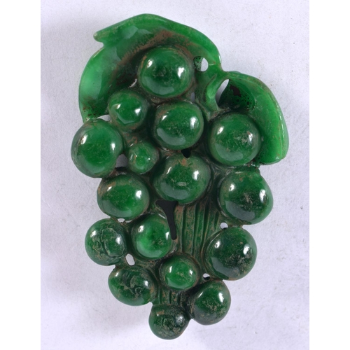 1346 - A CHINESE SPINACH JADE BERRY PLAQUE. 60 gramas. 8.25 cm x 5.25 cm.