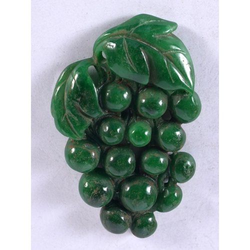 1346 - A CHINESE SPINACH JADE BERRY PLAQUE. 60 gramas. 8.25 cm x 5.25 cm.