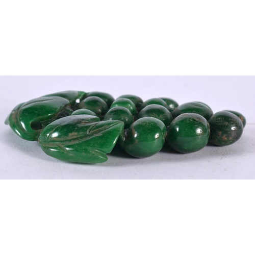 1346 - A CHINESE SPINACH JADE BERRY PLAQUE. 60 gramas. 8.25 cm x 5.25 cm.