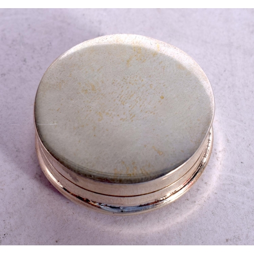 1350 - A SILVER CAT PILL BOX. 14.7 grams. 3 cm diameter.