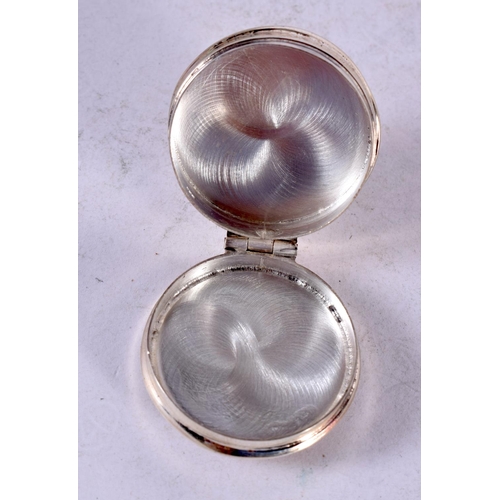 1350 - A SILVER CAT PILL BOX. 14.7 grams. 3 cm diameter.