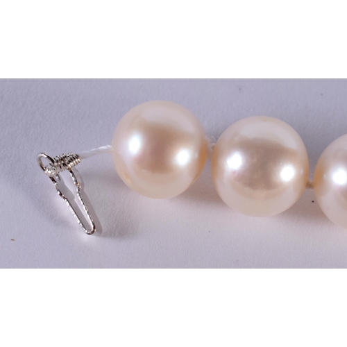 1355 - AN 18CT GOLD DIAMOND AND PEARL NECKLACE. 73 grams. 47 cm long.