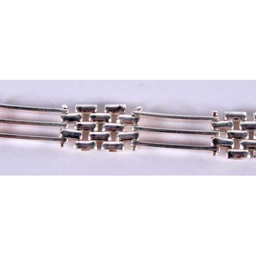 1358 - A SILVER BRACELET. 13.7 grams. 19 cm long.