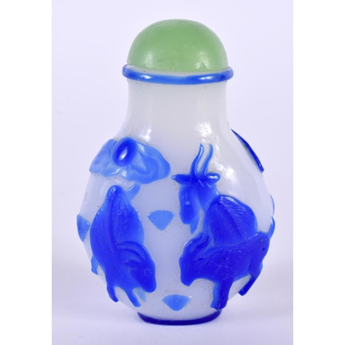 1371 - A CHINESE PEKING GLASS SNUFF BOTTLE AND STOPPER. 80 grams. 7cm x 3.75 cm.