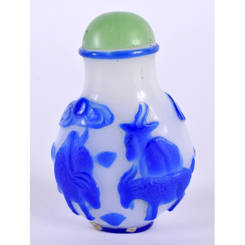 1371 - A CHINESE PEKING GLASS SNUFF BOTTLE AND STOPPER. 80 grams. 7cm x 3.75 cm.