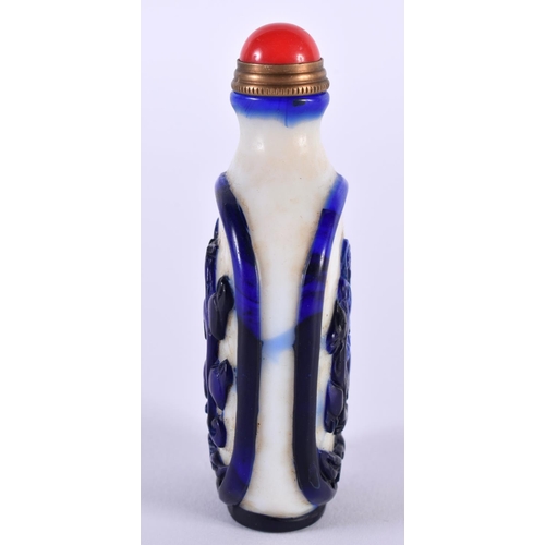 1372 - A CHINESE PEKING GLASS SNUFF BOTTLE AND STOPPER. 63 grams. 8 cm x 4 cm.