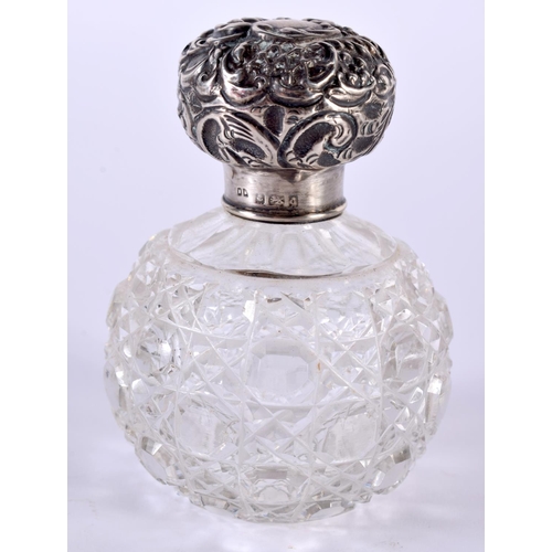 1383 - A SILVER TOPPED SCENT BOTTLE.  Hallmarked Birmingham 1903, 8.9cm x 6.3cm