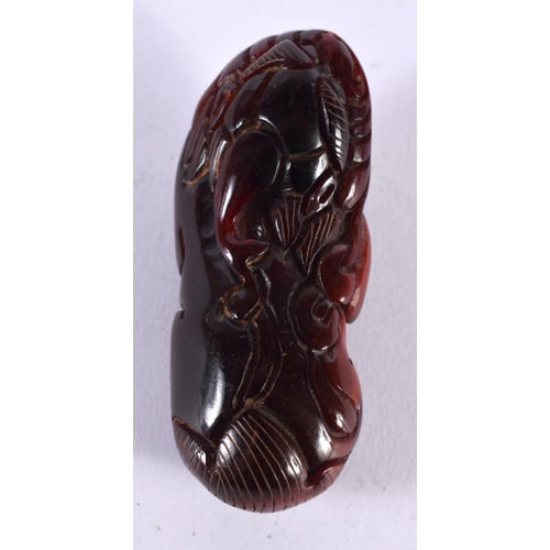 1413 - A CARVED FOOD DOG.  5.5cm x 2.2 cm x 2 cm, weight 17.7g