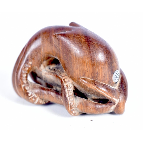 1432 - A CARVED WOOD NETSUKE IN THE FORM OF AN OCTOPUS.  4.8 cm x 3cm x 3.2 cm, weight 20.3g