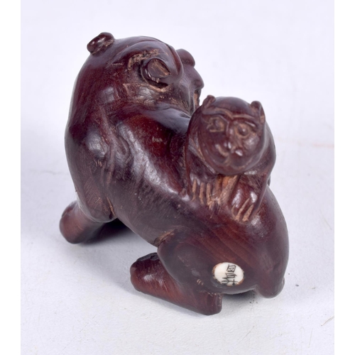 1434 - A CARVED WOOD NETSUKE IN THE FORM OF A FOO DOG.  4.9cm x 4.7cm x 3.1cm, weight 17.4g