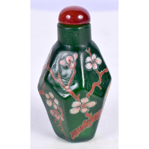 1443 - A GREEN GLASS OCTAGONAL SNUFF BOTTLE DECORATED WITH FLOWERS.  6.8 cm x 3.5cm, weight 56g