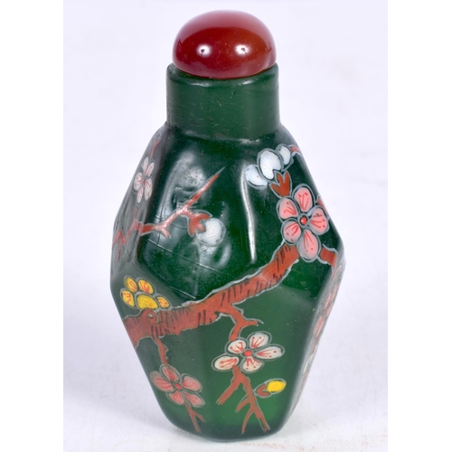 1443 - A GREEN GLASS OCTAGONAL SNUFF BOTTLE DECORATED WITH FLOWERS.  6.8 cm x 3.5cm, weight 56g