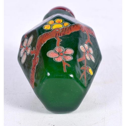 1443 - A GREEN GLASS OCTAGONAL SNUFF BOTTLE DECORATED WITH FLOWERS.  6.8 cm x 3.5cm, weight 56g