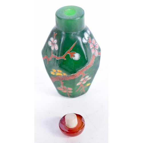 1443 - A GREEN GLASS OCTAGONAL SNUFF BOTTLE DECORATED WITH FLOWERS.  6.8 cm x 3.5cm, weight 56g