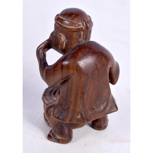 1446 - A JAPANESE CARVED HARDWOOD FIGURE OF A SAGE.  5.4cm x 3.7cm x 3.7cm, weight 44.1g