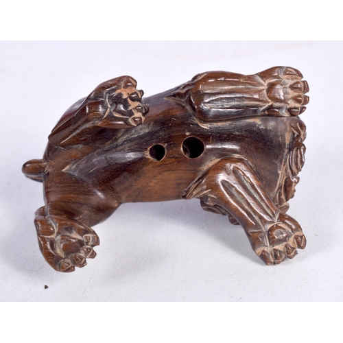 1450 - A JAPANESE CARVED HARDWOOD FIGURE OF A TEMPLE DOG.  3.4cm x 5.6 cm x 3.4cm, weight 20.8g