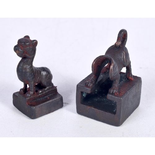 1469 - A CHINESE BRONZE DRAGON SEAL.  3.5cm x 2.1cm x 1.8 cm, weight 46g