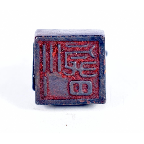 1469 - A CHINESE BRONZE DRAGON SEAL.  3.5cm x 2.1cm x 1.8 cm, weight 46g