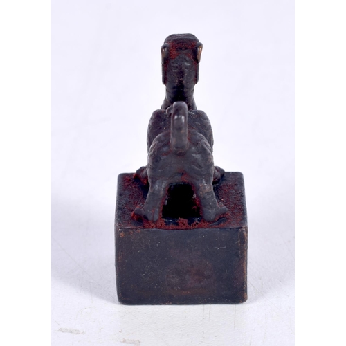 1469 - A CHINESE BRONZE DRAGON SEAL.  3.5cm x 2.1cm x 1.8 cm, weight 46g