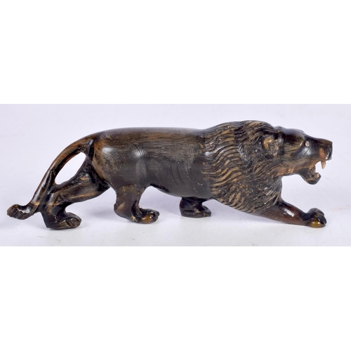 1512 - A CARVED HORN FIGURE OF A SNARLING LION.  4.8 cm x 14.4cm x 3.2 cm, weight 96g