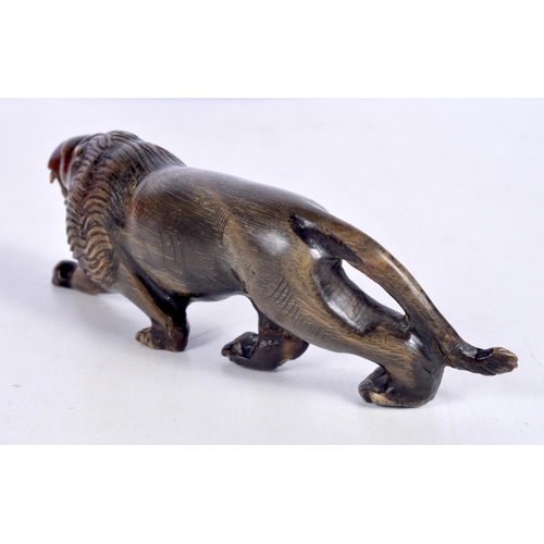 1512 - A CARVED HORN FIGURE OF A SNARLING LION.  4.8 cm x 14.4cm x 3.2 cm, weight 96g