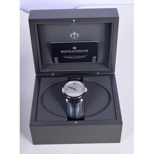 1528 - A BOXED / UNUSED BAUME & MERCIER CLASSIMA 42MM MENS WATCH WITH PAPERS.  Working