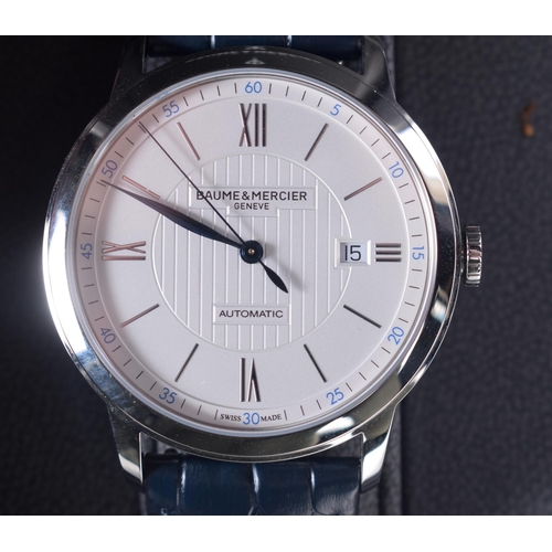 1528 - A BOXED / UNUSED BAUME & MERCIER CLASSIMA 42MM MENS WATCH WITH PAPERS.  Working