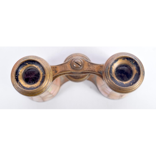 1538 - A PAIR OF VICTORIAN OPERA GLASSES WITH MOTHER OF PEARL BARRELS. 9.5cm x 6 cm (closed), 9.5cm x 7.5cm... 