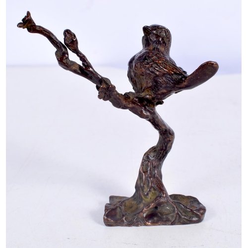 1581 - A JAPANESE BRONZE BIRD OKIMONO. 142 grams. 9.5 cm x 8 cm.