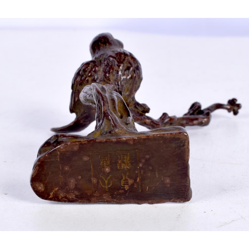 1581 - A JAPANESE BRONZE BIRD OKIMONO. 142 grams. 9.5 cm x 8 cm.