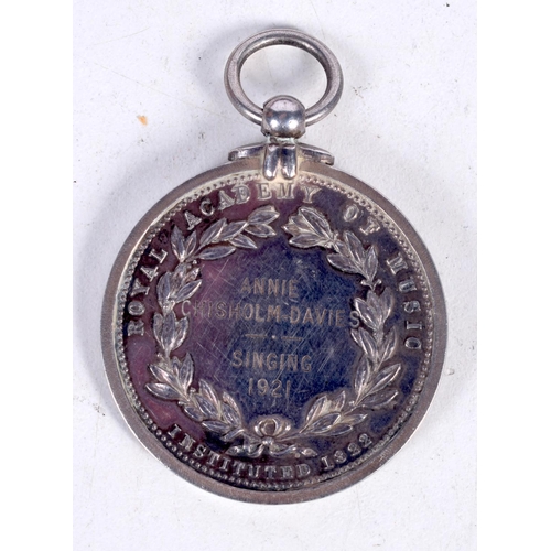 1586 - A CASED ANTIQUE SILVER MEDALLION. 37.4 grams. 4.75 cm wide.