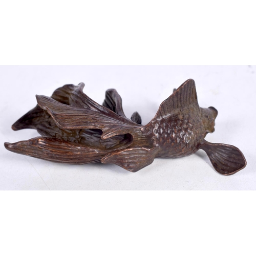 1594 - A JAPANESE BRONZE GOLDFISH OKIMONO. 108 grams. 3 cm x 8 cm.