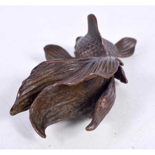 1594 - A JAPANESE BRONZE GOLDFISH OKIMONO. 108 grams. 3 cm x 8 cm.