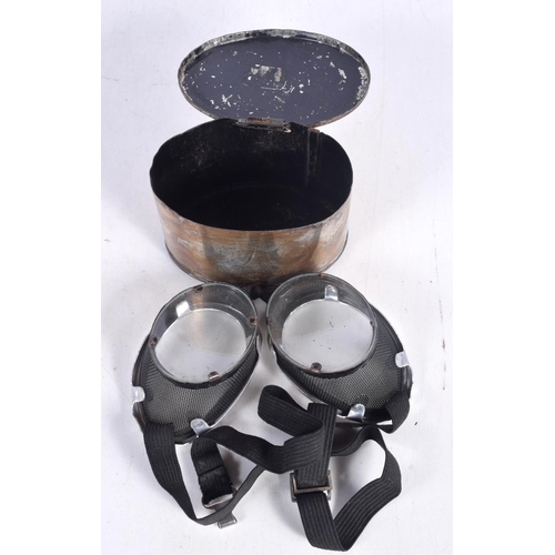 1596 - A CASED PAIR OF GOGGLES. 66 grams. 5.25 cm x 6.75 cm.