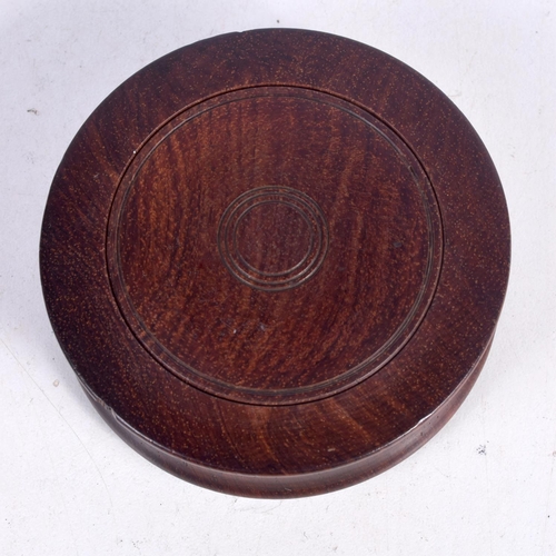 1597 - A TREEN SNUFF BOX. 92 grams. 7.5 cm wide.