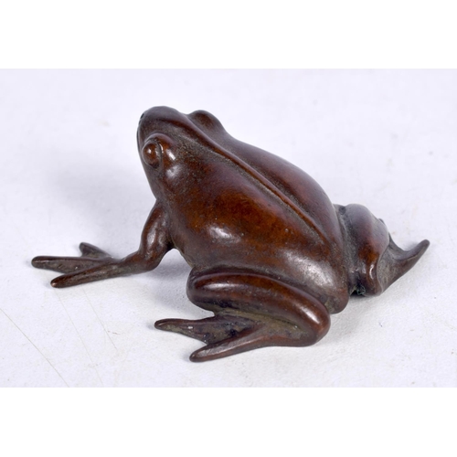 1612 - A JAPANESE BRONZE FROG OKIMONO. 77 grams. 4.5 cm wide.