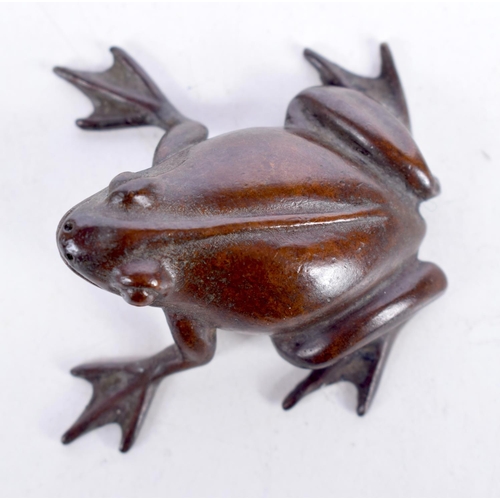 1612 - A JAPANESE BRONZE FROG OKIMONO. 77 grams. 4.5 cm wide.