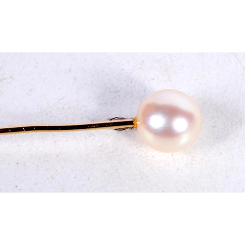 1616 - AN EDWARDIAN 14CT GOLD PEARL AND DIAMOND STICK PIN. 0.9 grams. 2.25 cm x 0.5 cm.