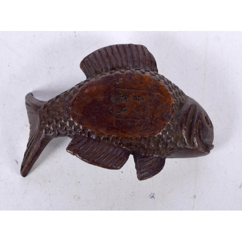 1630 - A JAPANESE BRONZE FISH OKIMONO. 76 grams. 5.5 cm x 4 cm.