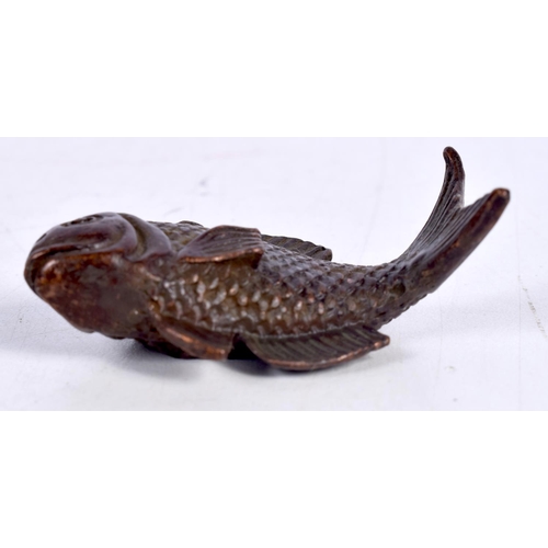 1630 - A JAPANESE BRONZE FISH OKIMONO. 76 grams. 5.5 cm x 4 cm.