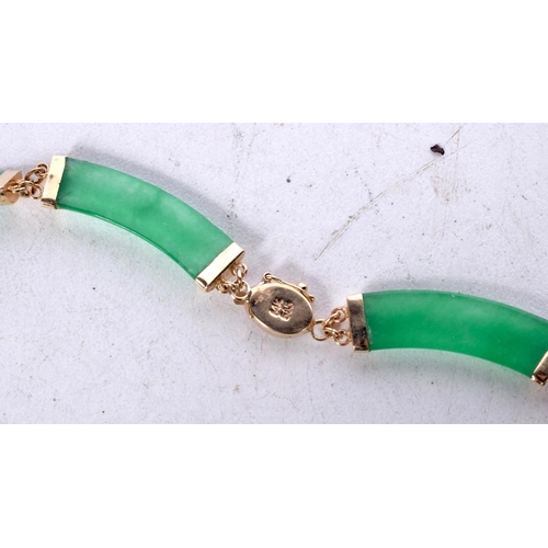 1660 - A FINE CHINESE 14CT GOLD AND APPLE JADE NECKLACE. 23 grams. 42 cm long.