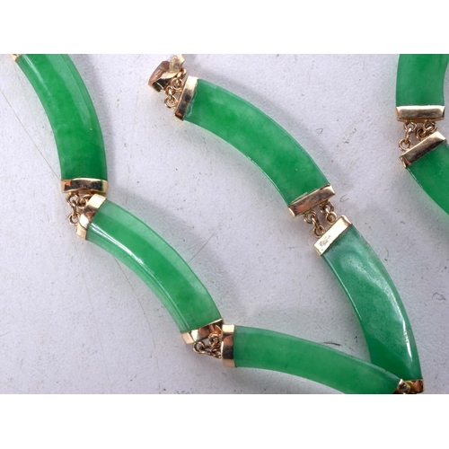 1660 - A FINE CHINESE 14CT GOLD AND APPLE JADE NECKLACE. 23 grams. 42 cm long.