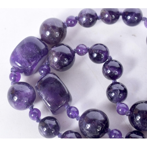 1672 - A PURPLE HARDSTONE NECKLACE. 141 grams. 78 cm long.