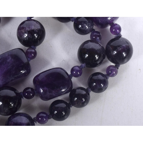 1672 - A PURPLE HARDSTONE NECKLACE. 141 grams. 78 cm long.