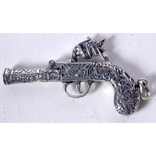 1675 - A SILVER PISTOL PENDANT. 21.7 grams. 3.5 cm x 6 cm.