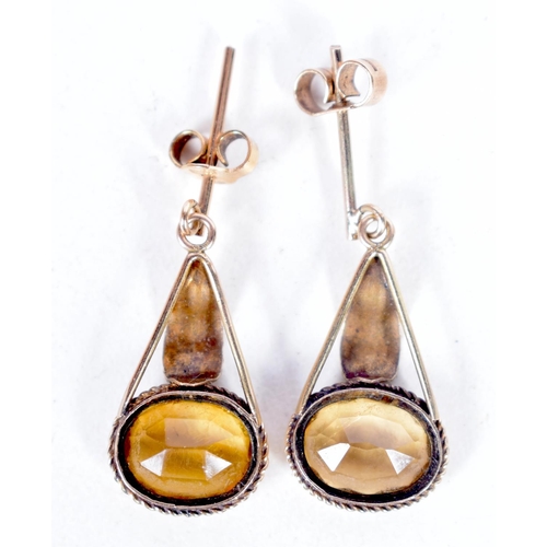 1685 - A PAIR OF 9CT GOLD EARRINGS. 2.3 grams. 2.75 cm x 1.5 cm.