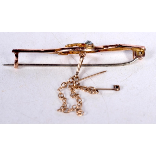 1688 - A 9CT GOLD BAR BROOCH. 1.7 grams. 4.75 cm x 1.5 cm.